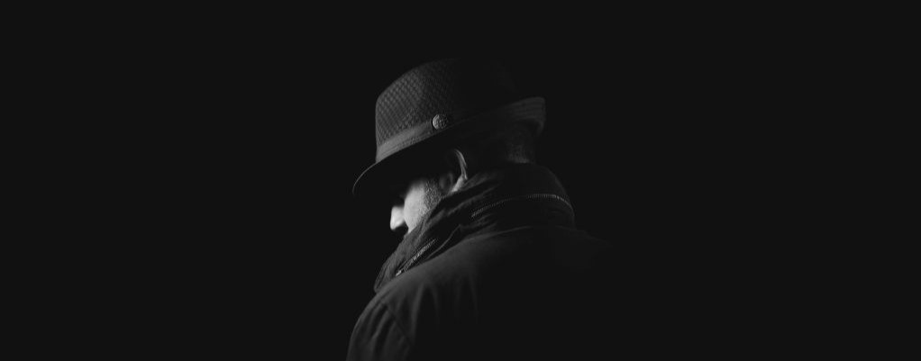 detektyw patrzy w ciemność